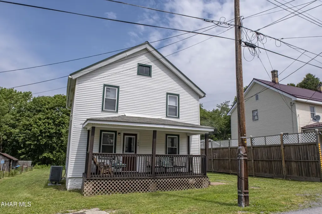 186 Boyd St