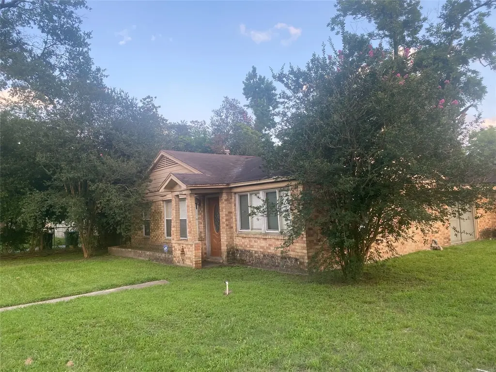 8402 Darlington Dr