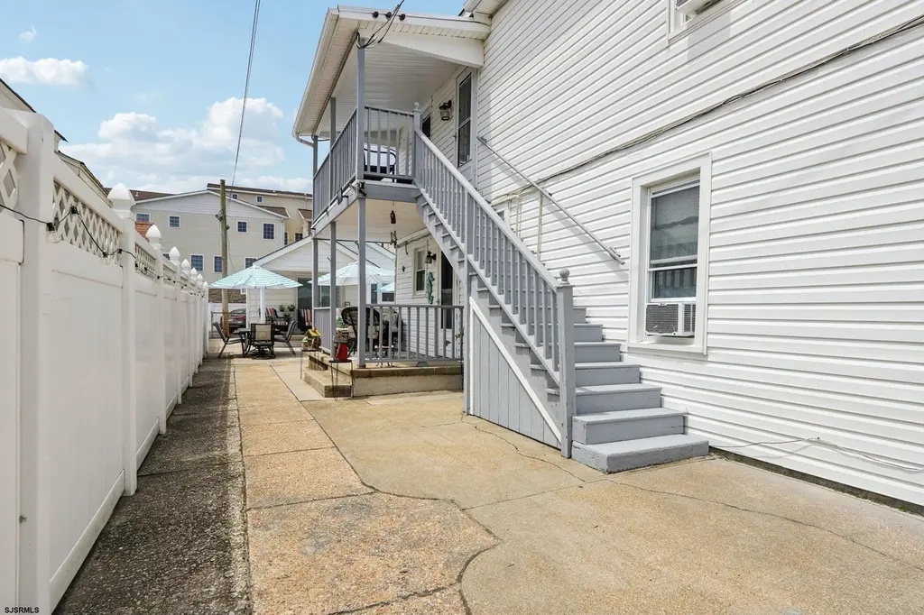 148 E Burk Ave #4