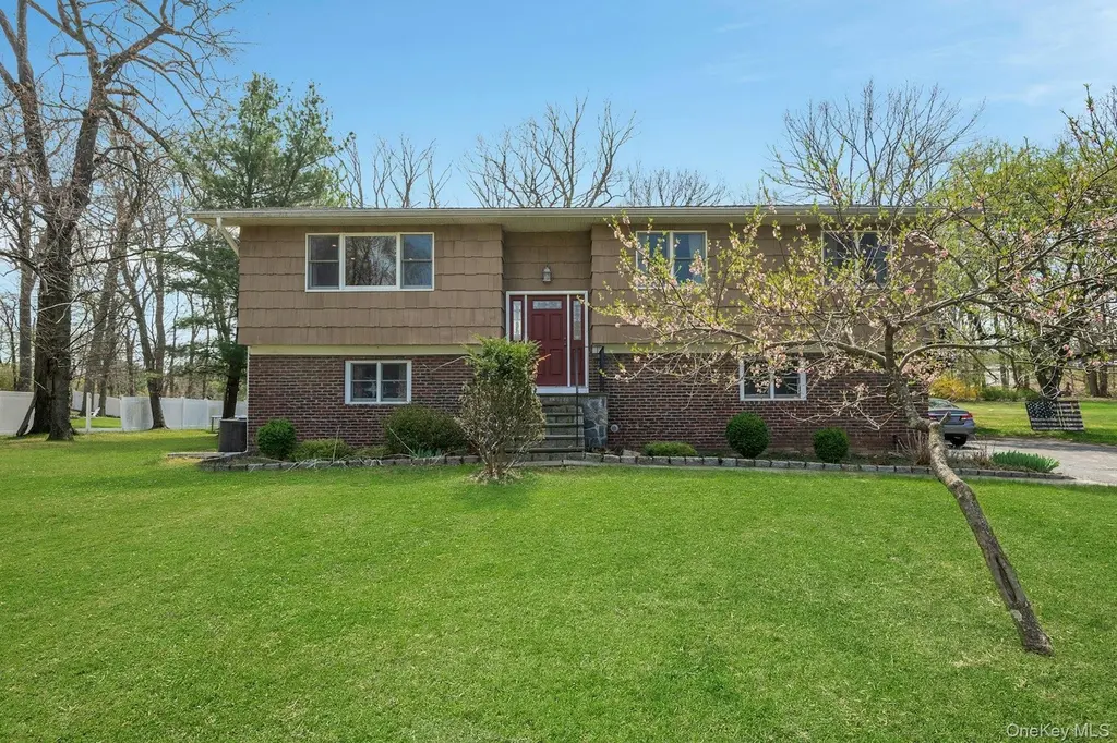 6 Foxwood Ln