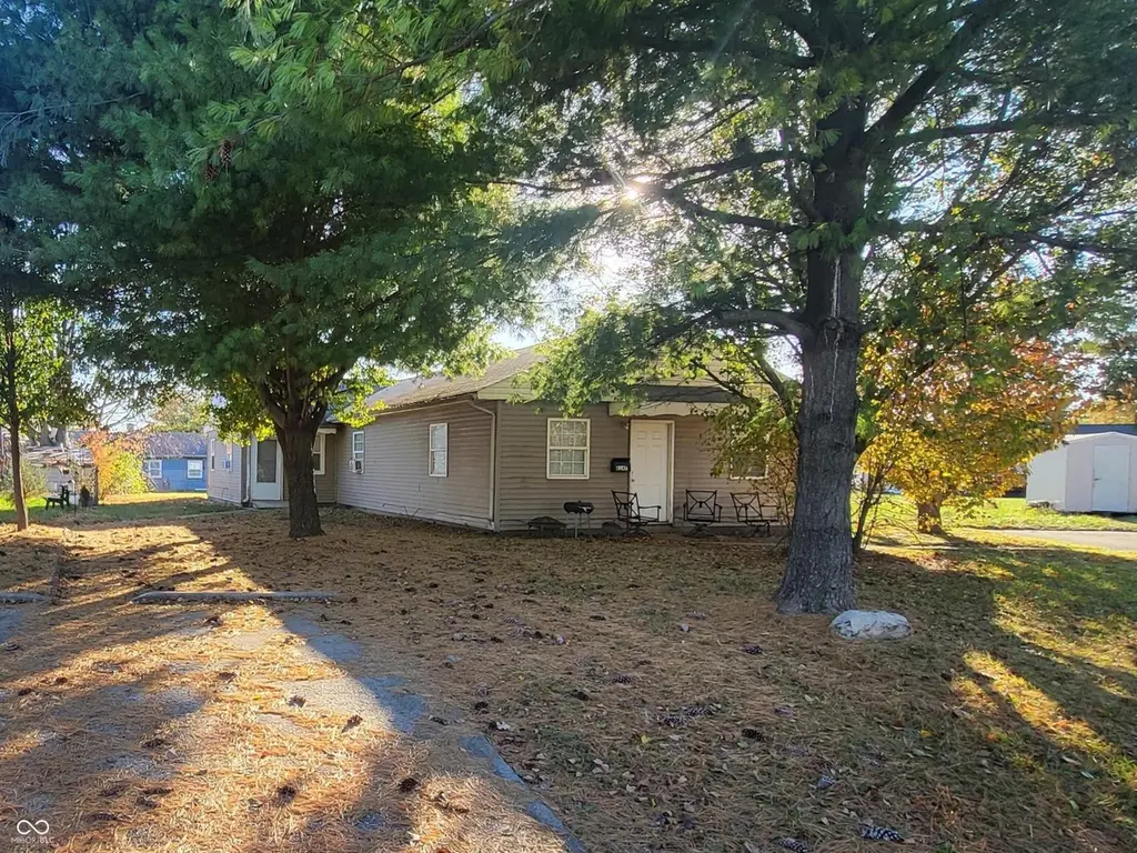 6147 Commodore Dr