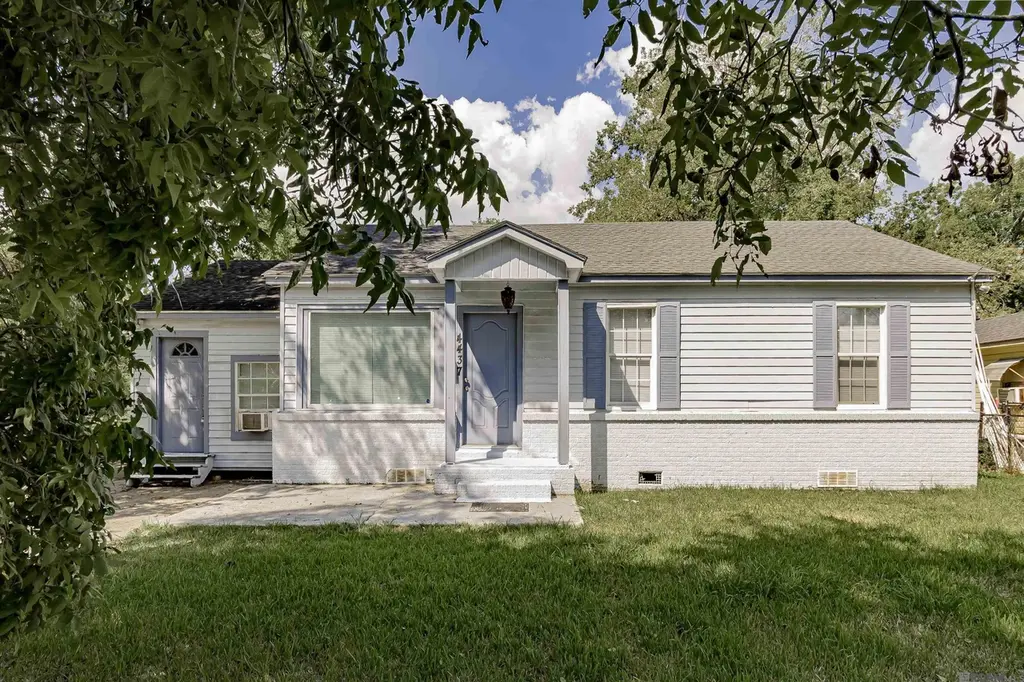 4437 Sumrall Dr