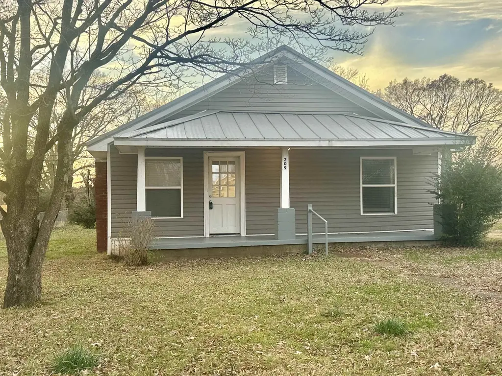 209 N Weakley St