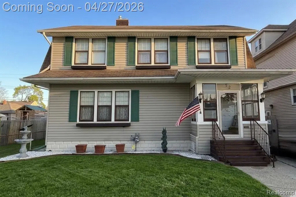 52 Maple St