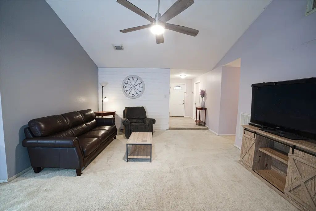 22302 Red River Dr
