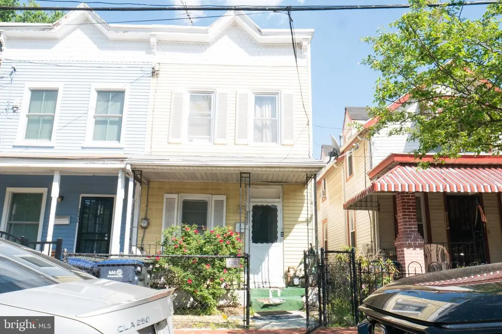 2232 Chester St SE