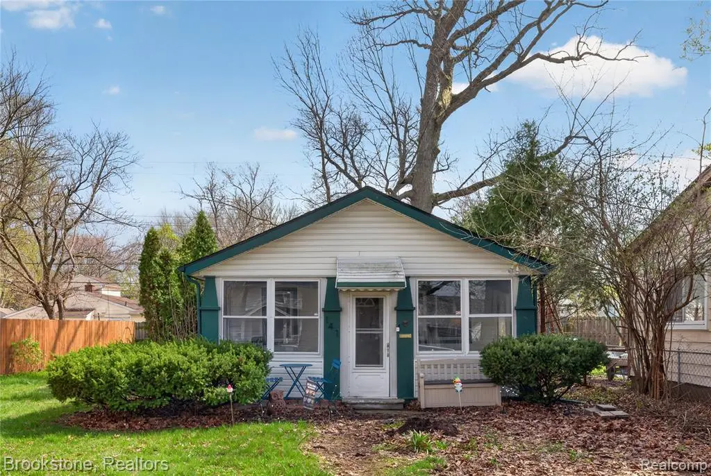 141 W Granet Ave