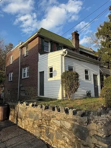 216 E 24th St