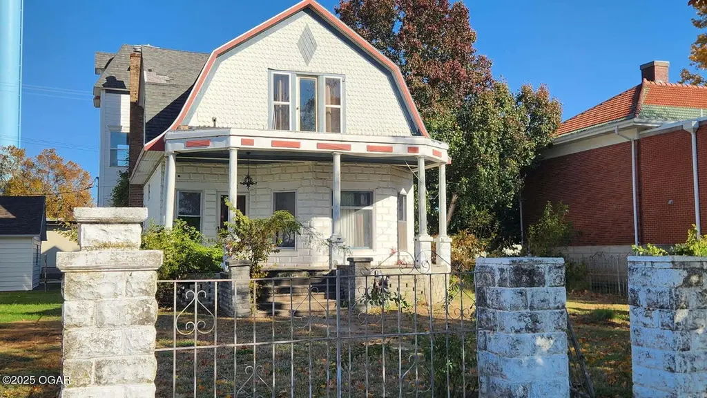 111 W Walnut St