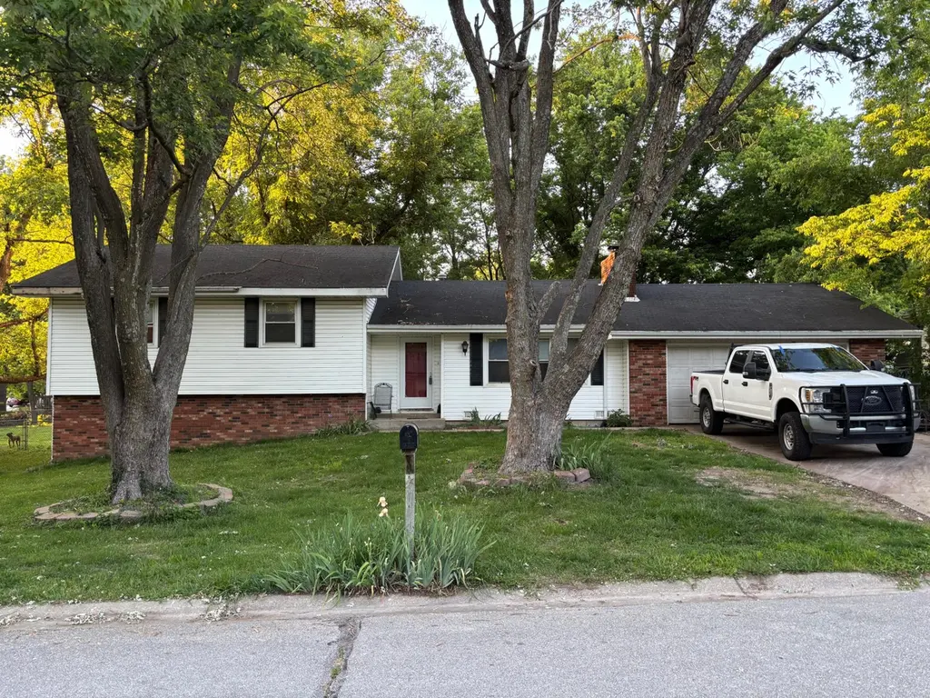 1011 W Crestview Ln