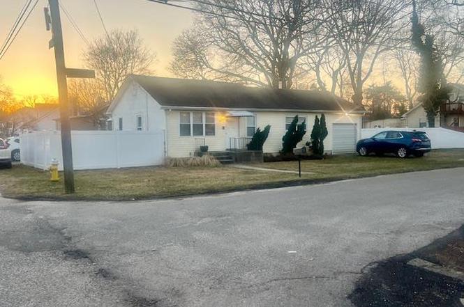 62 Moriches Dr