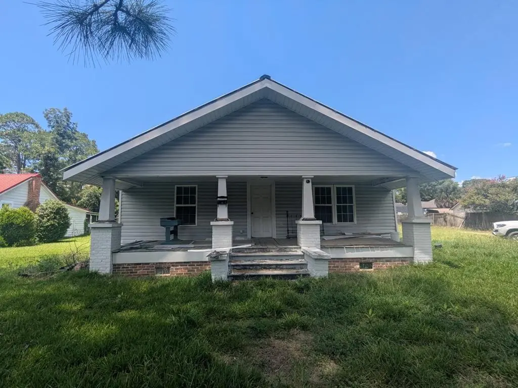 211 W Roanoke Dr