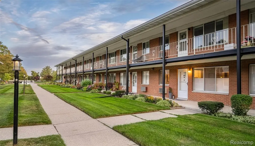 2125 Clawson Ave #204