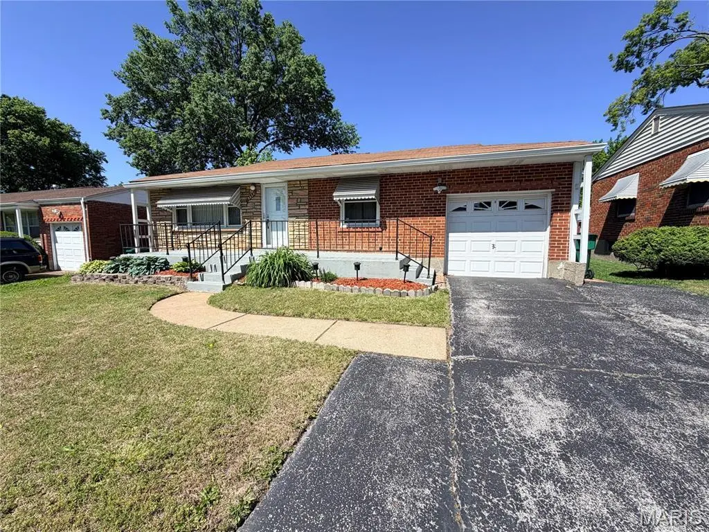 9233 Edna St