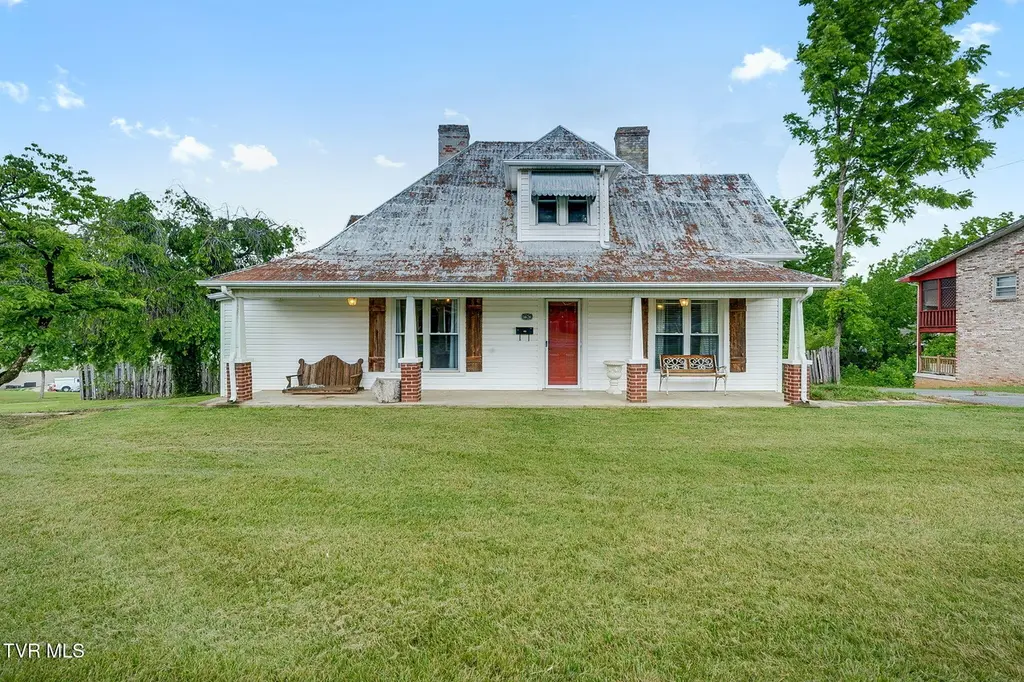 1404 Skyline Dr