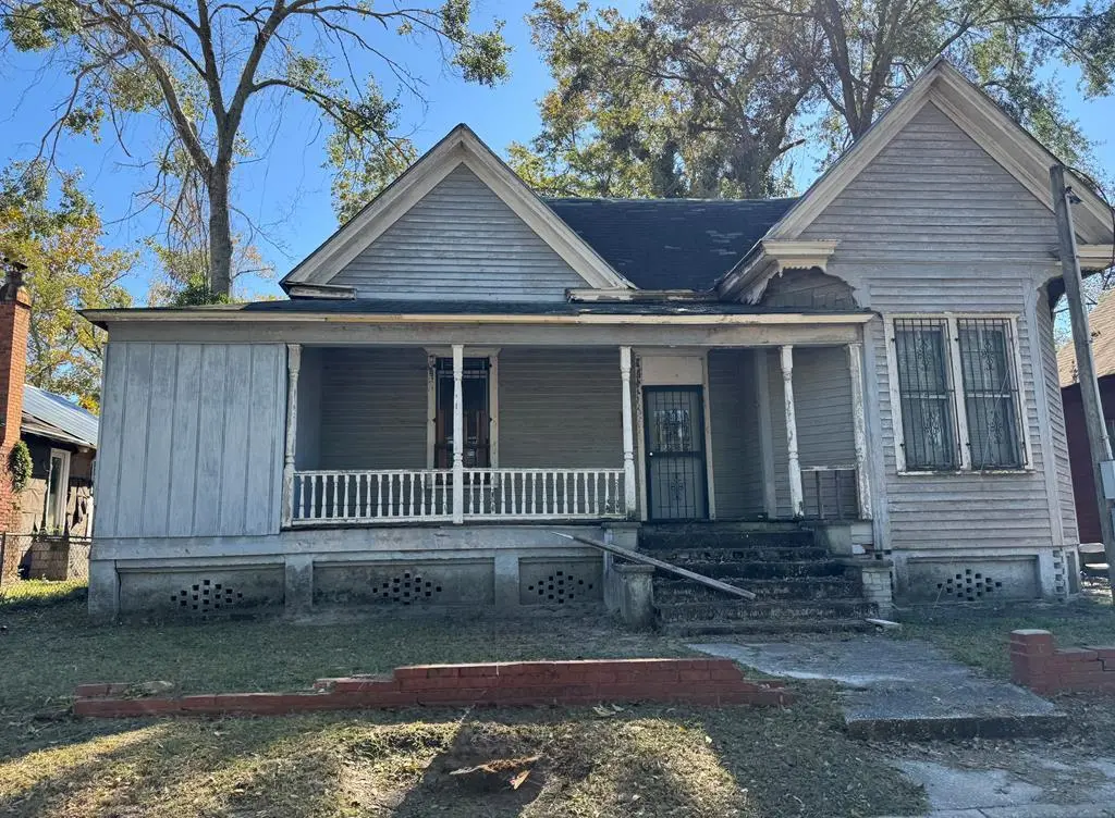725&727 J L Lomax Dr