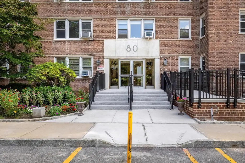 80 Knolls Cres Unit 6M