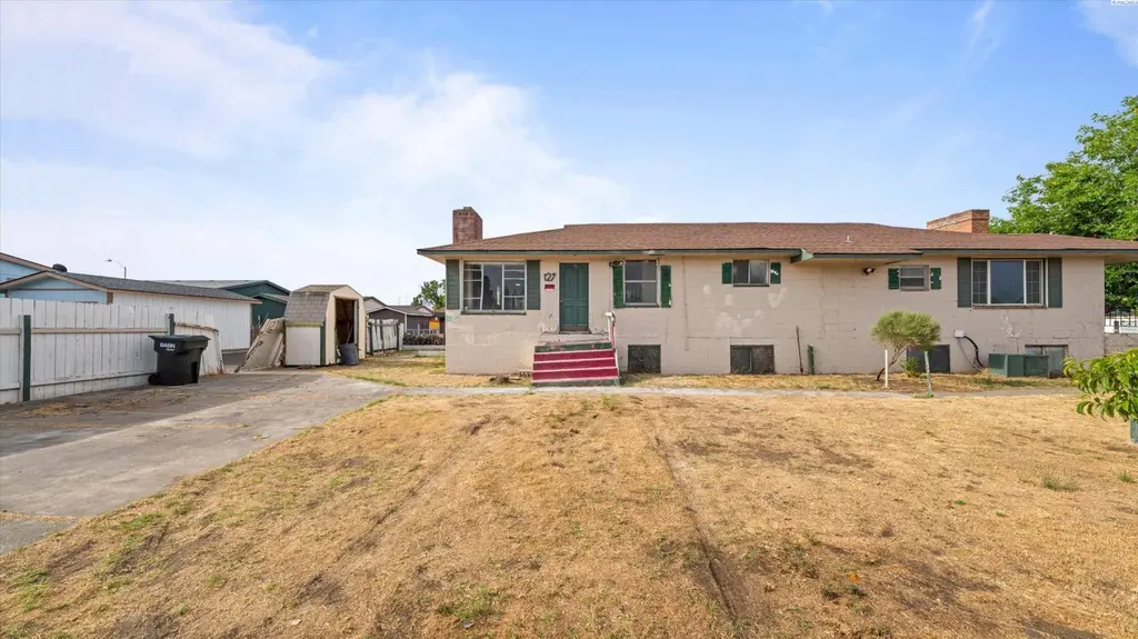 127 N Douglas Ave