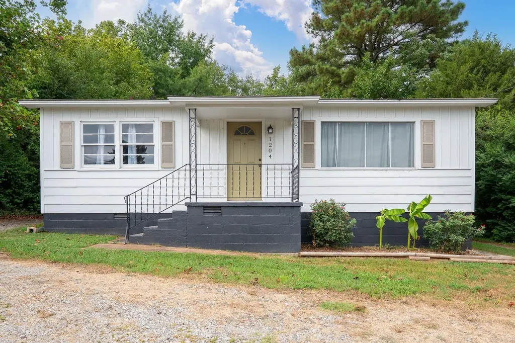 1204 W Main St