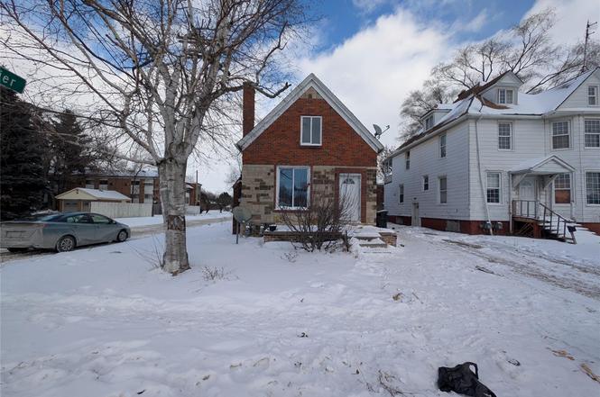 3808 Cadieux Rd
