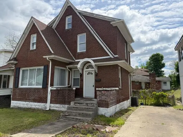107 E C St