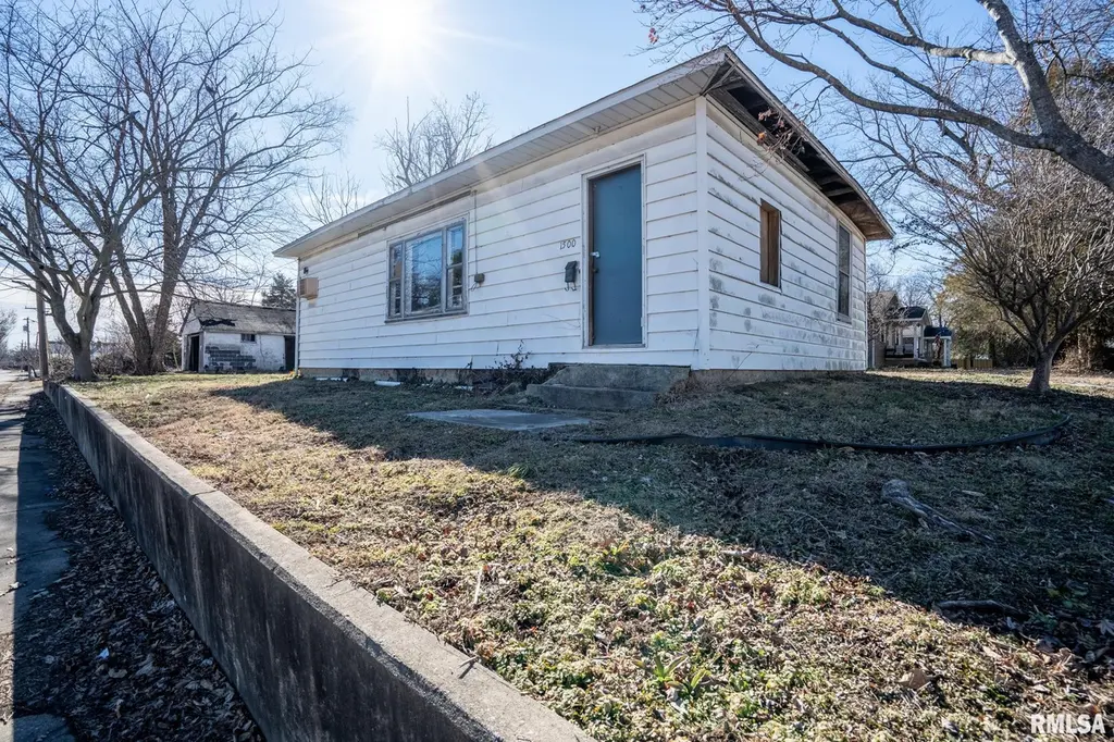 1500 W Adams St