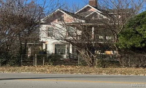 2006 N Douglas Ave
