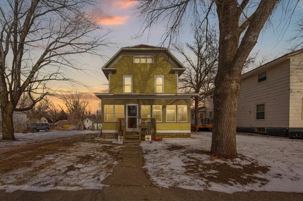 215 Front St E