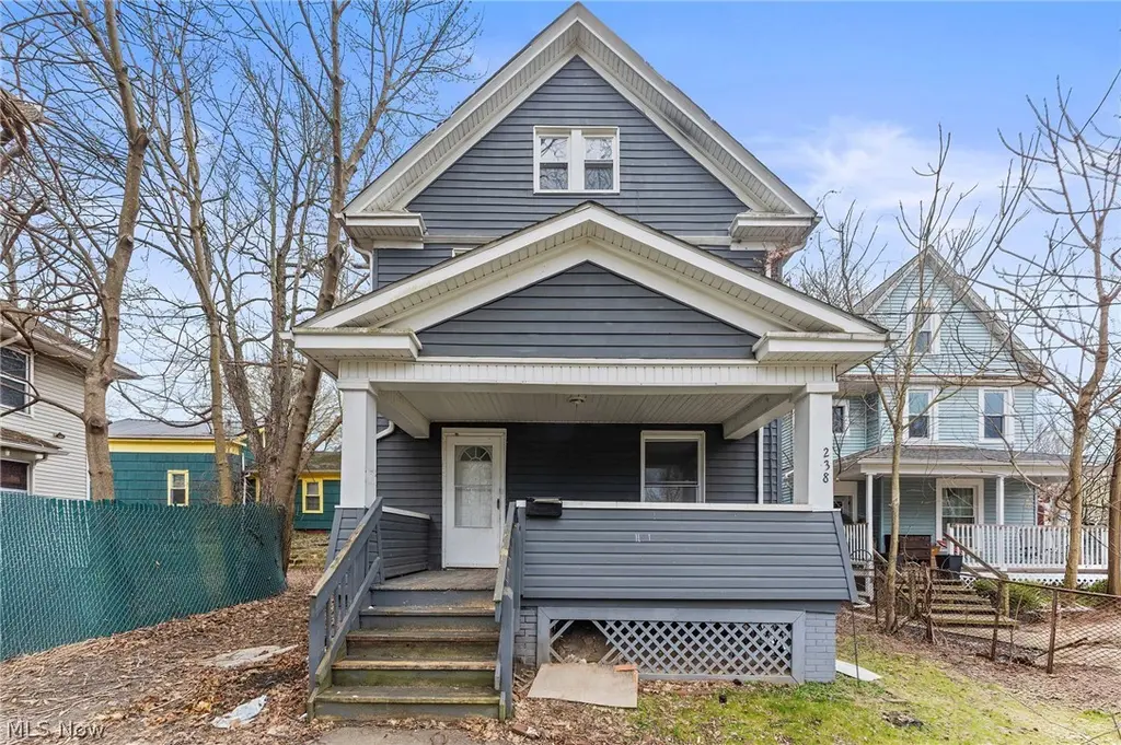 238 W North St