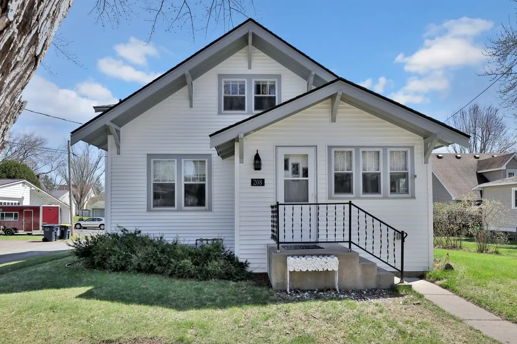 208 Center Ave