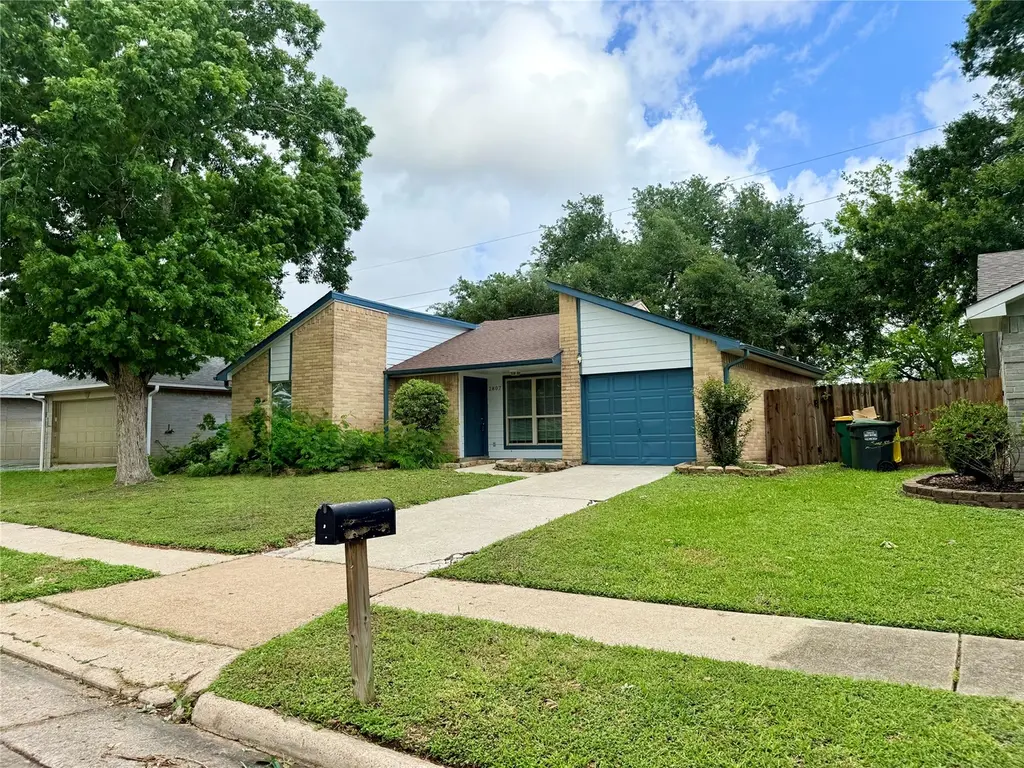 2807 N Brompton Dr