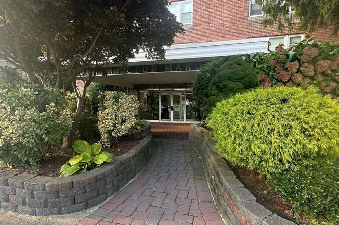 250 W Merrick Rd Unit 2F