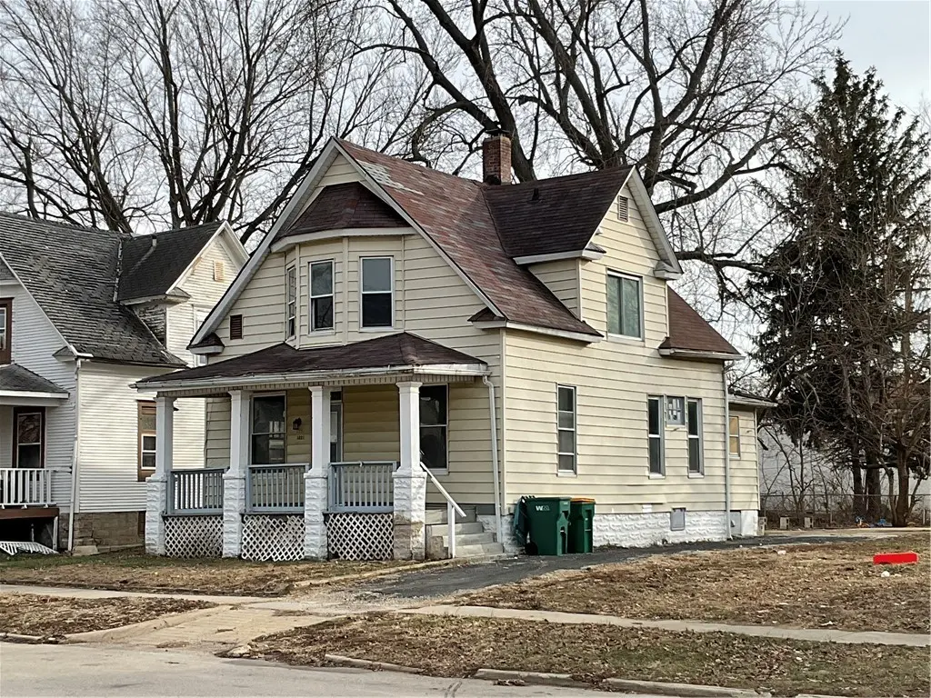 1221 Main St