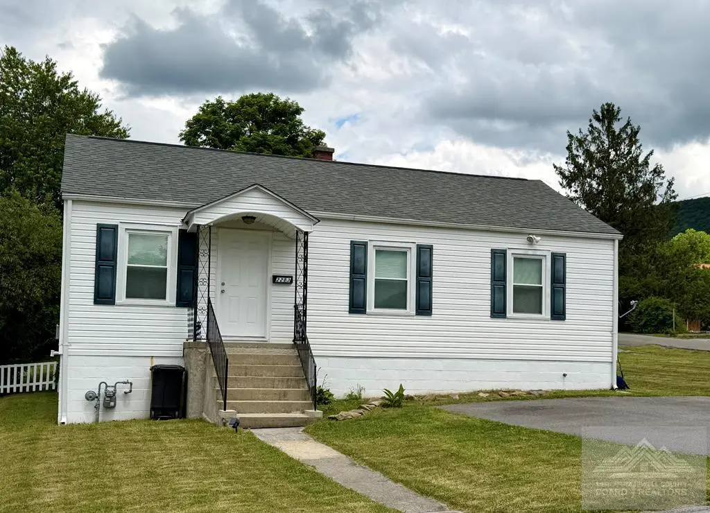 2213 Hemlock Hl