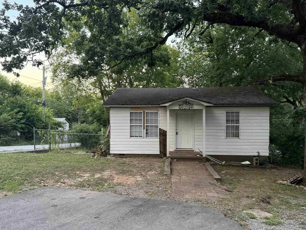 127 N Schiller