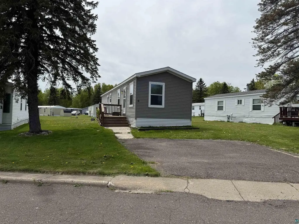 8 Holt Dr