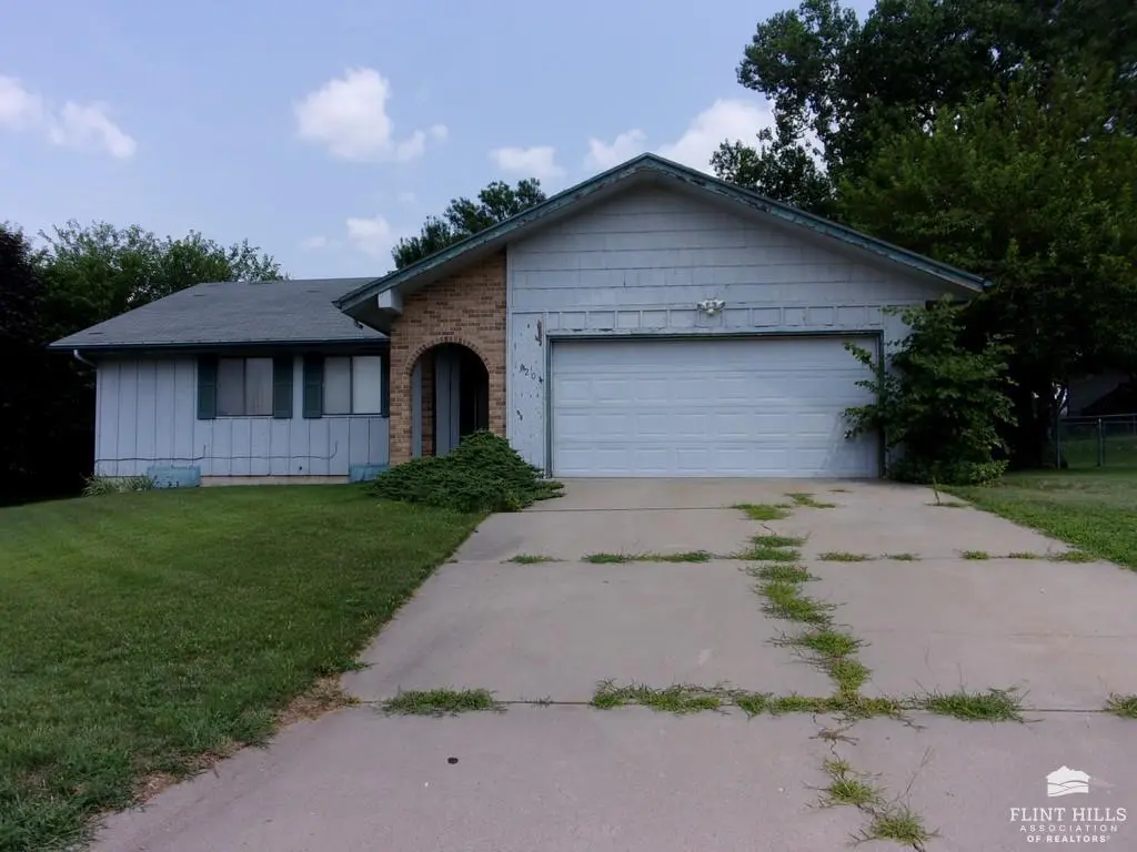 1320 Skyline Cir