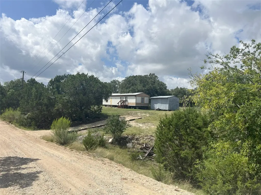 1075 Lakeshore Ln