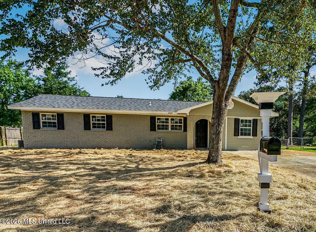 1809 Riverside Dr
