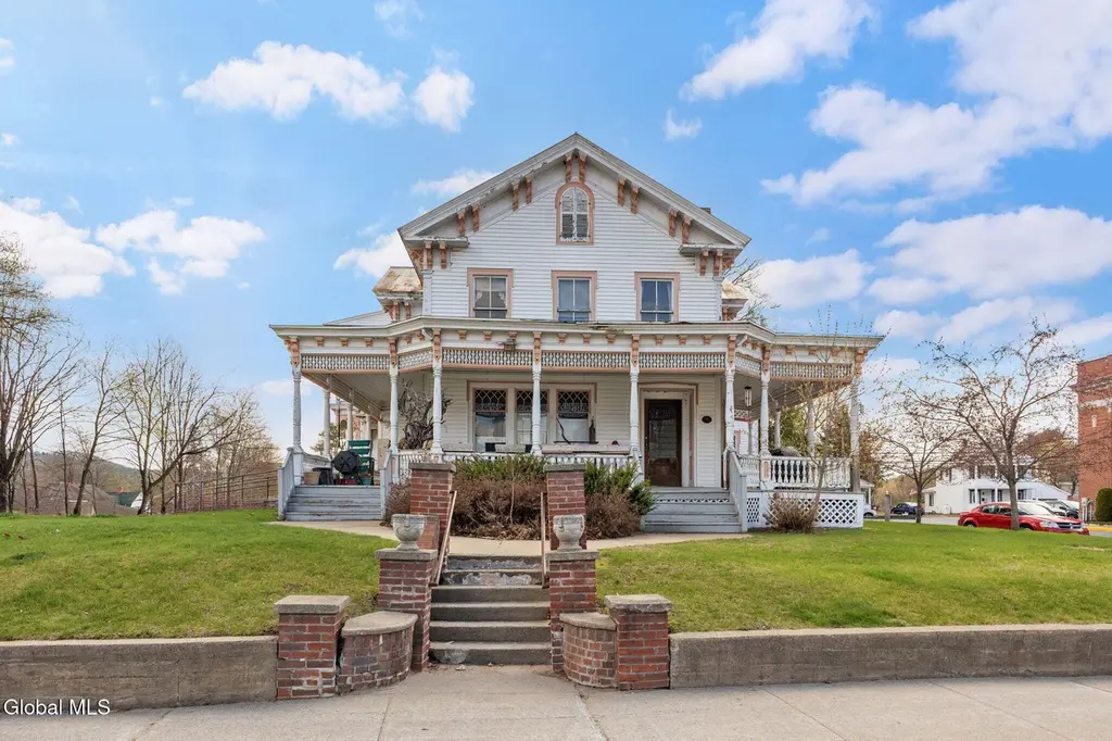 3847 Main St
