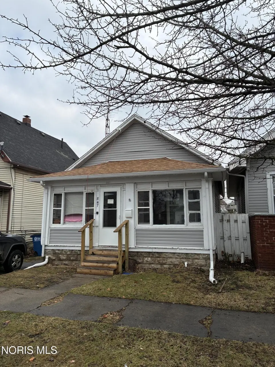 847 Clark St