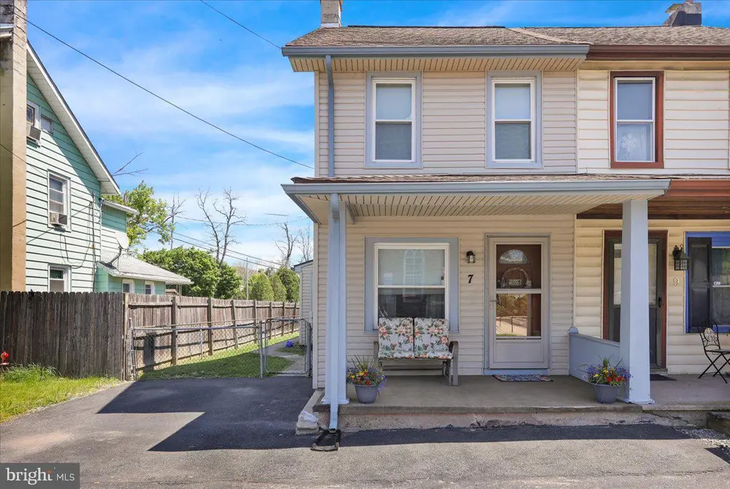 7 Seyfert Dr