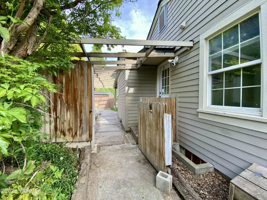 311 N 4th St