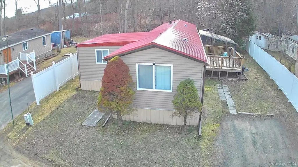 8 Essex Ln
