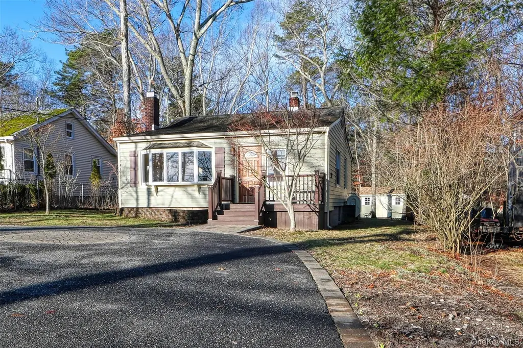 180 Lakeside Trl