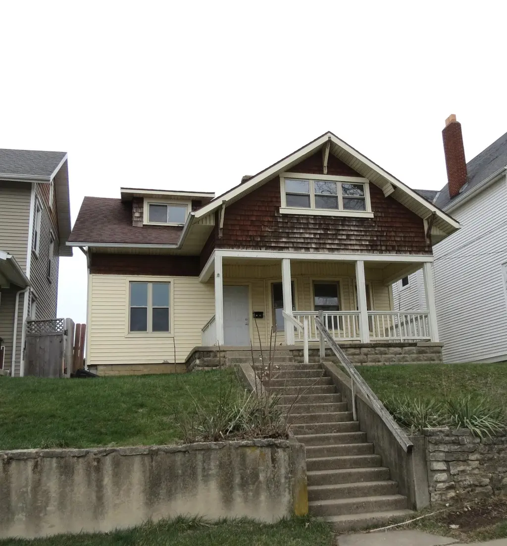 328 W North St