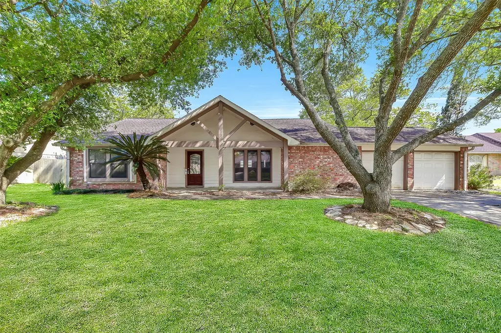 1116 W Castlewood Ave