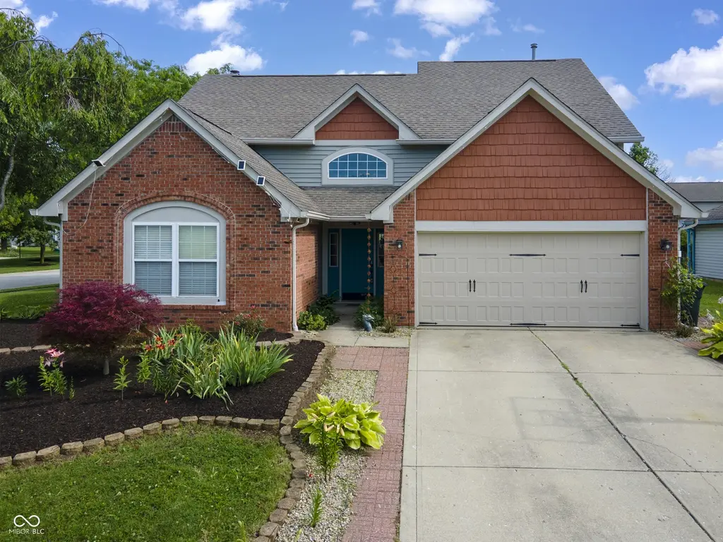 706 Woodcote Ln