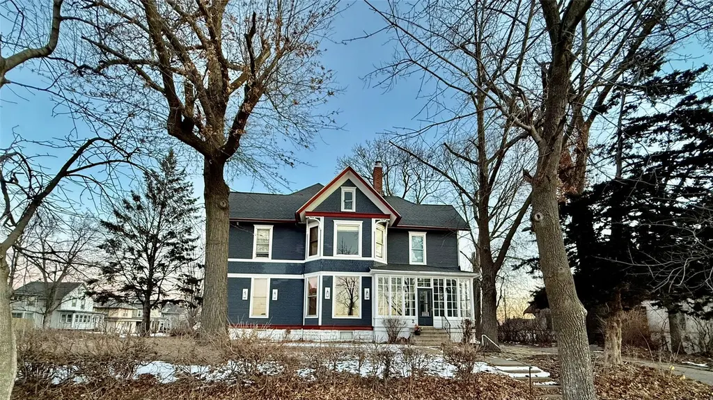 2 E Grant St