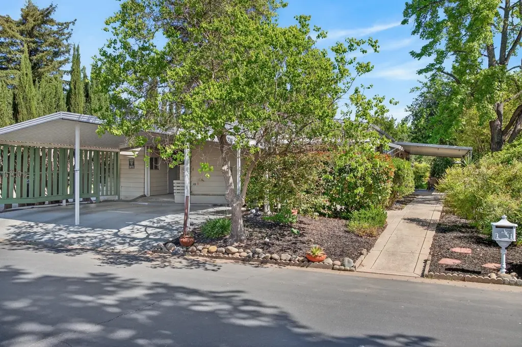 6704 Alden Ln